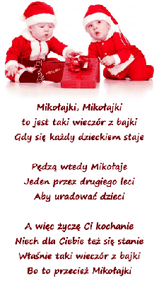 Dzieci w strojach mikołaja z życzeniami na mikołajki